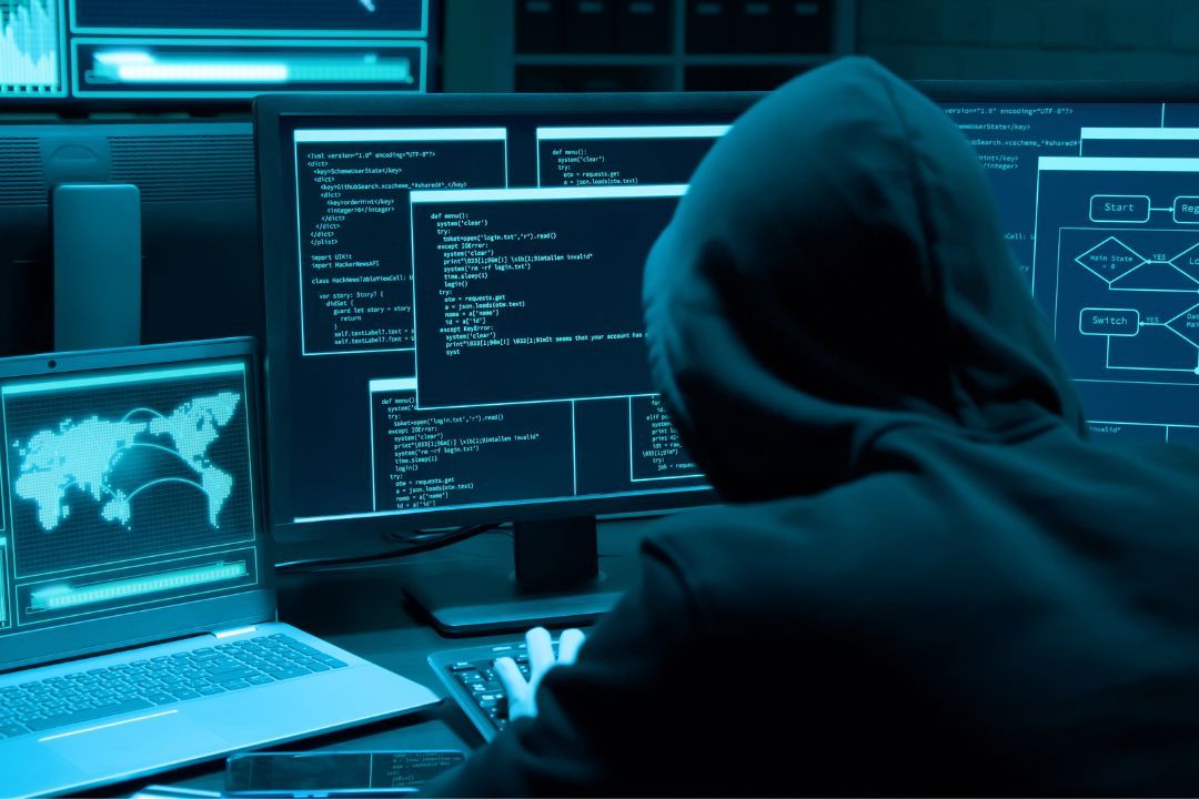 Analista de ciberseguridad monitoreando actividad sospechosa